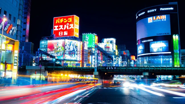 Esplora Tokyo e scatta foto straordinarie con l'aiuto di questa azienda creativa.