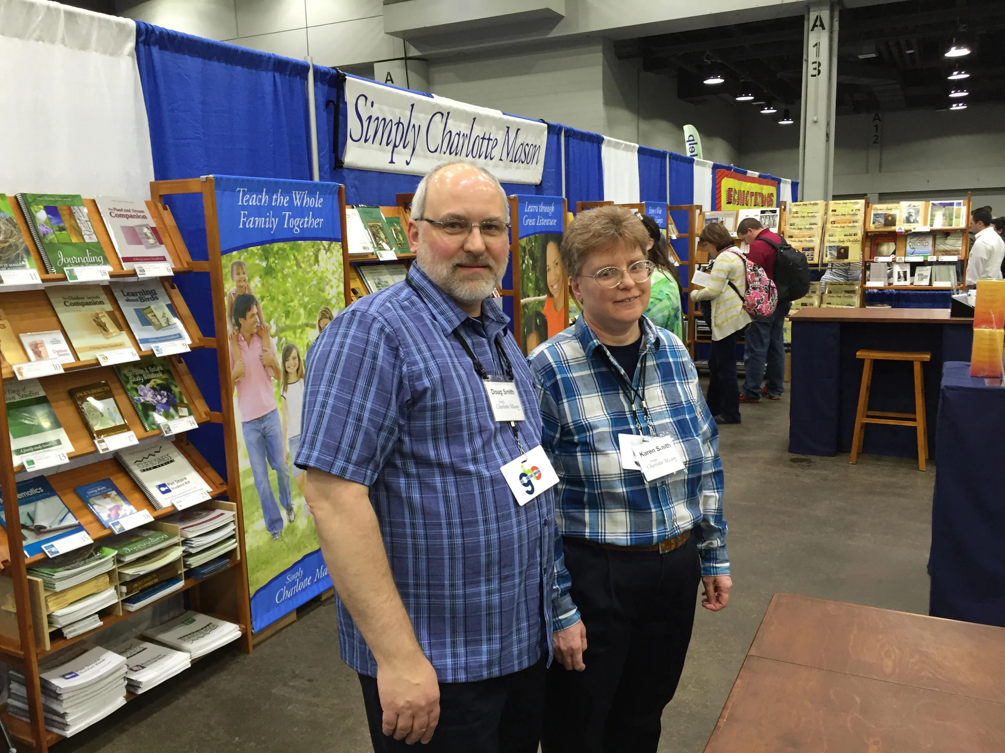 Una foto di Doug e sua moglie, Karen, nel loro stand a una convention di homeschool.