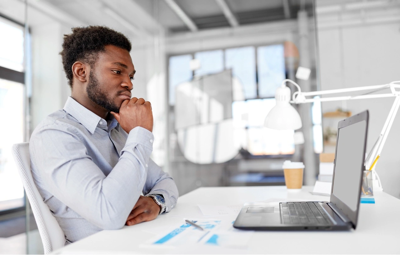 Homme utilisant un logiciel de plate-forme comptable sur un ordinateur portable.