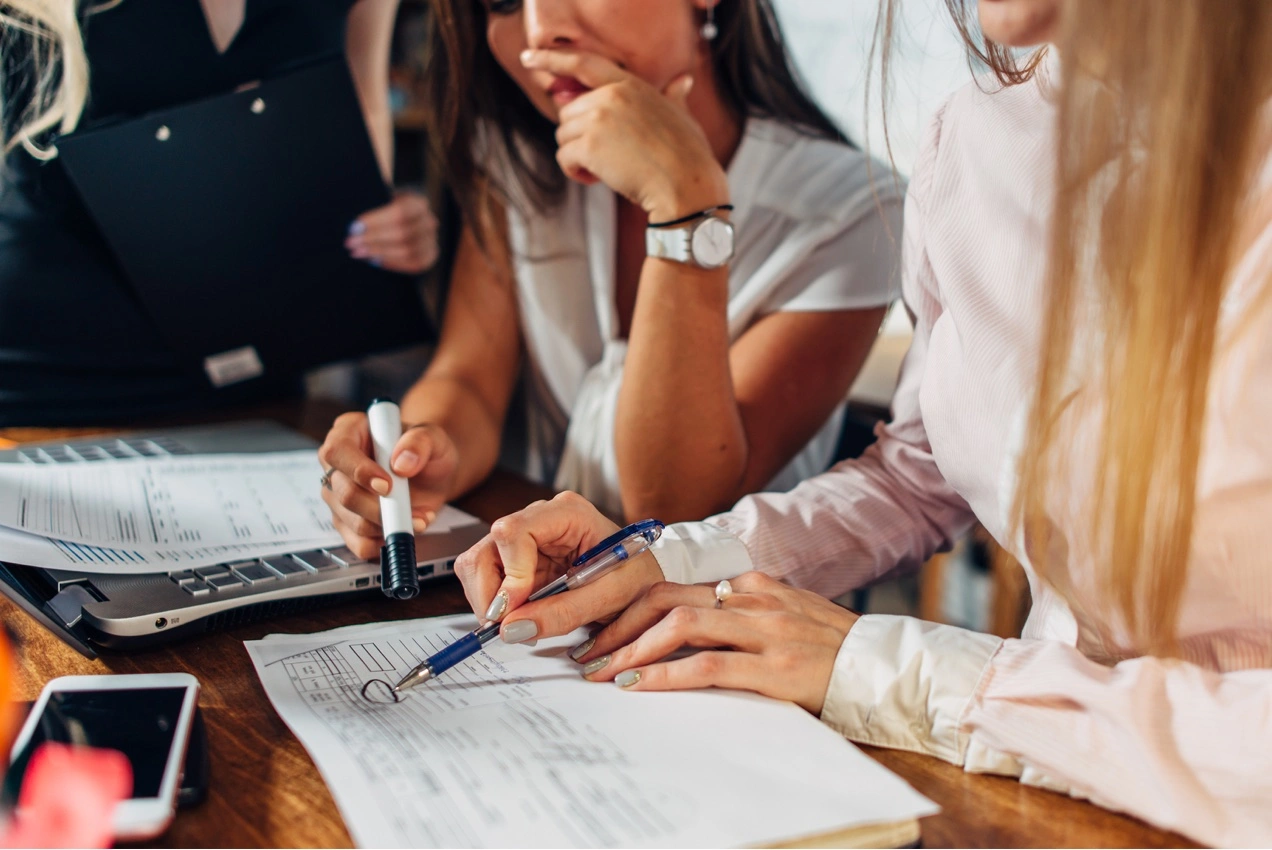 Femmes discutant des dépenses d'entreprise.