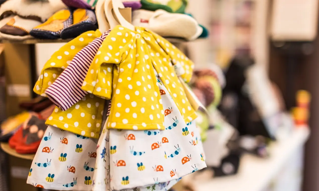 vêtements pour enfants suspendus à un rack