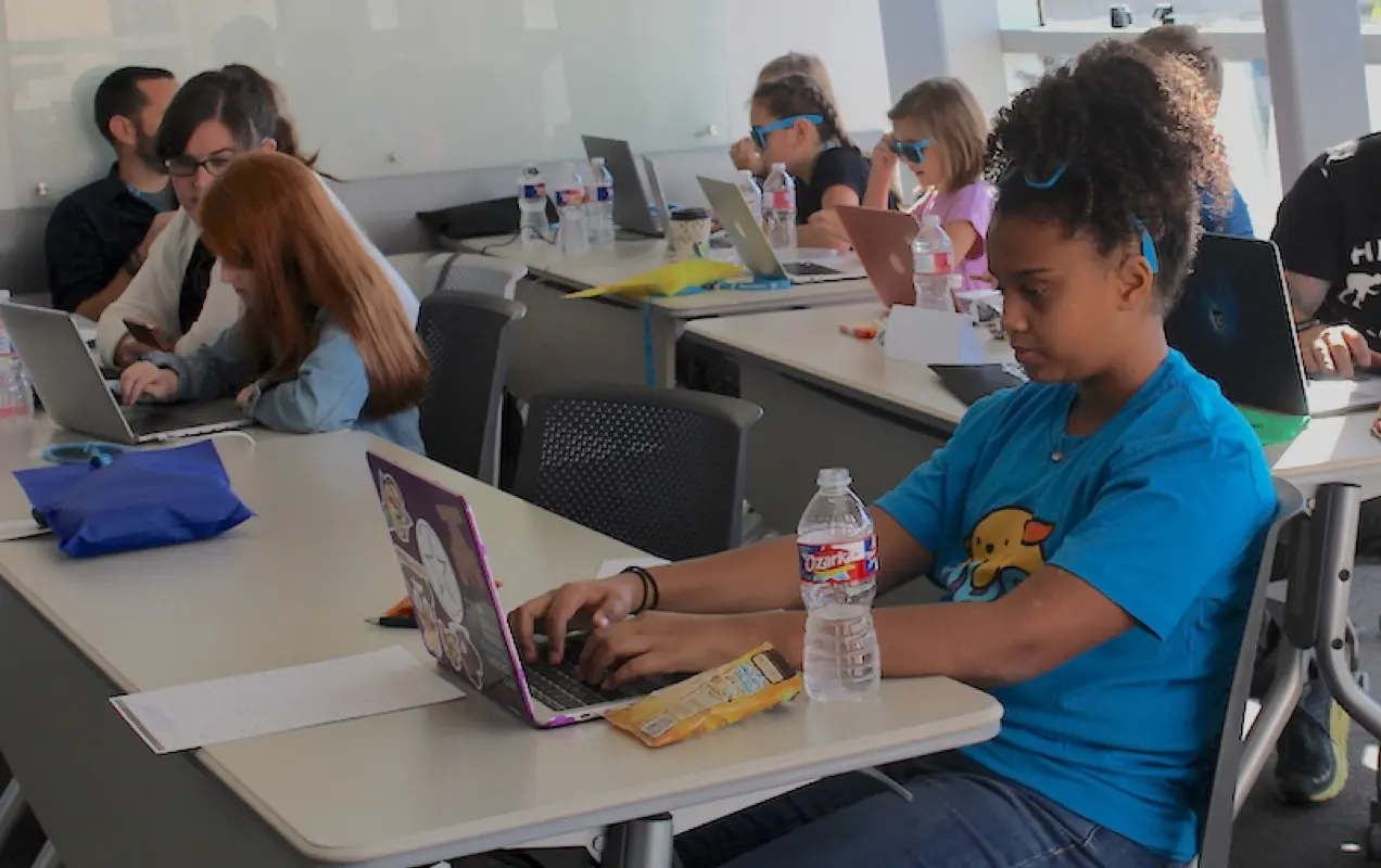 Annika trabajando en su sitio web en KidsCamp