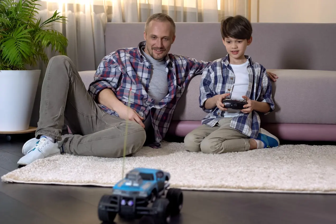 padre e hijo compitiendo juntos en un auto RC