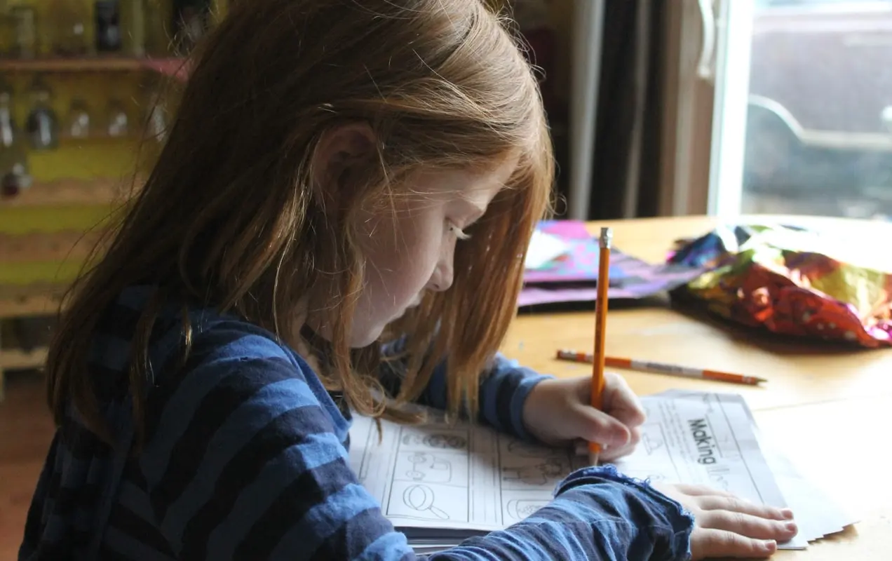 estudiante de primaria trabajando en la tarea