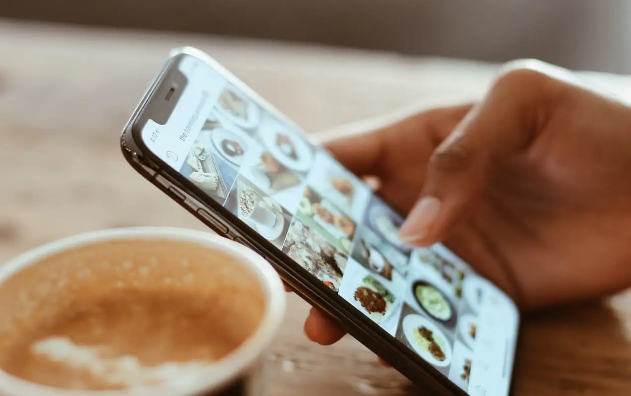 melihat gambar makanan di Instagram