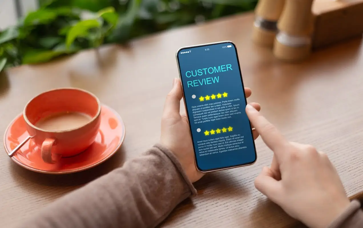 cliente dejando una reseña en un teléfono móvil