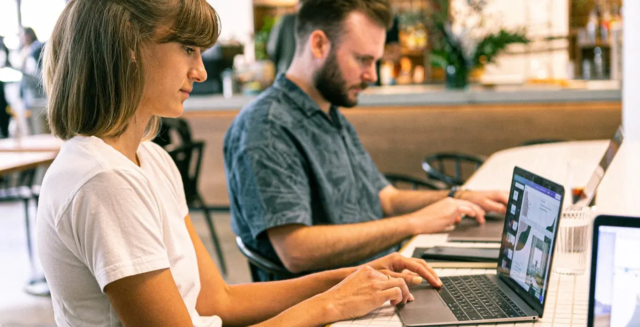 empresarios mirando las pautas de la marca en una computadora