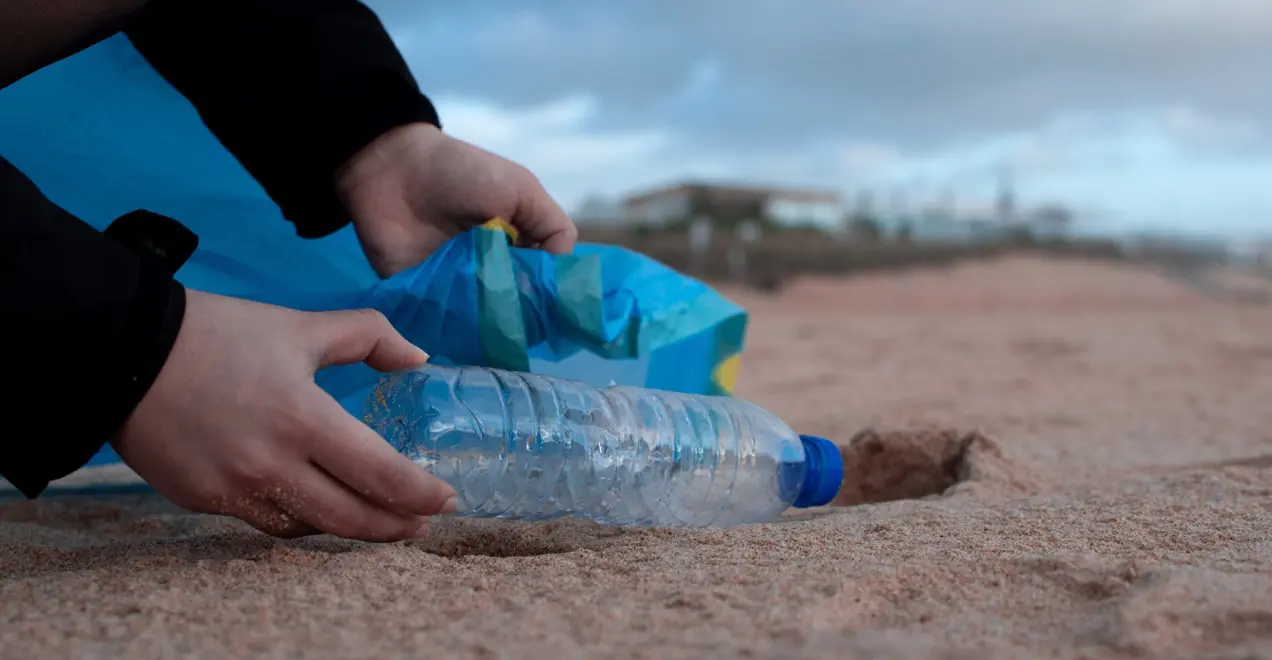 limpiando basura en una playa