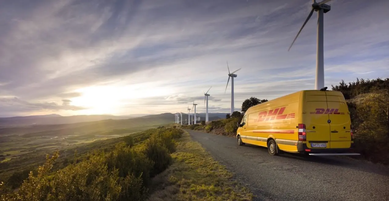 Caminhão DHL dirigindo por uma estrada