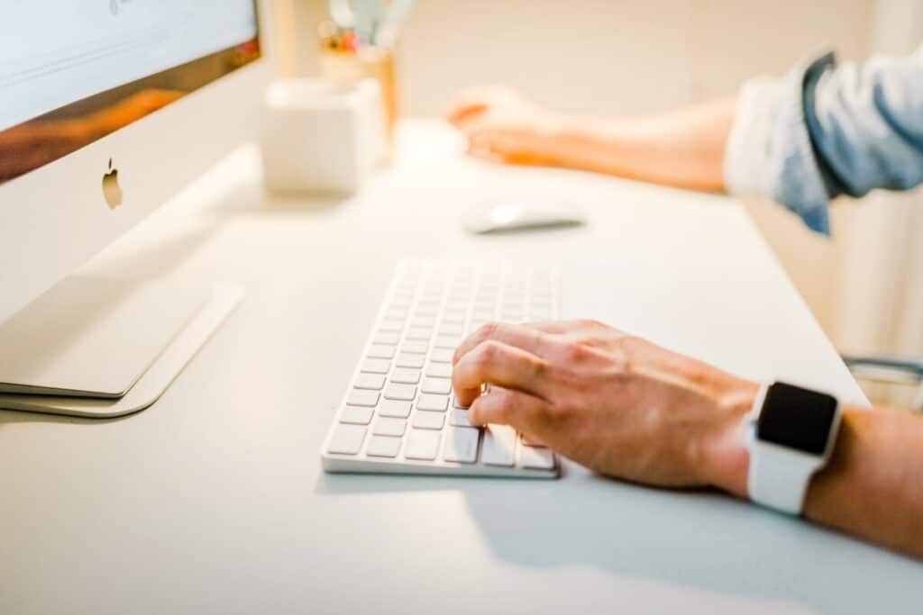 Person, die iMac verwendet