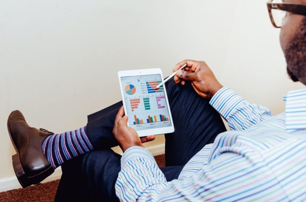 personne assise sur une chaise tenant un iPad