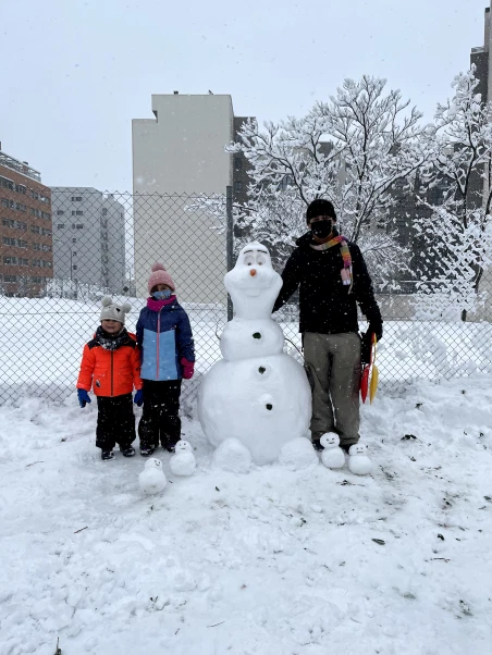 William Viana y su familia construyendo un muñeco de nieve