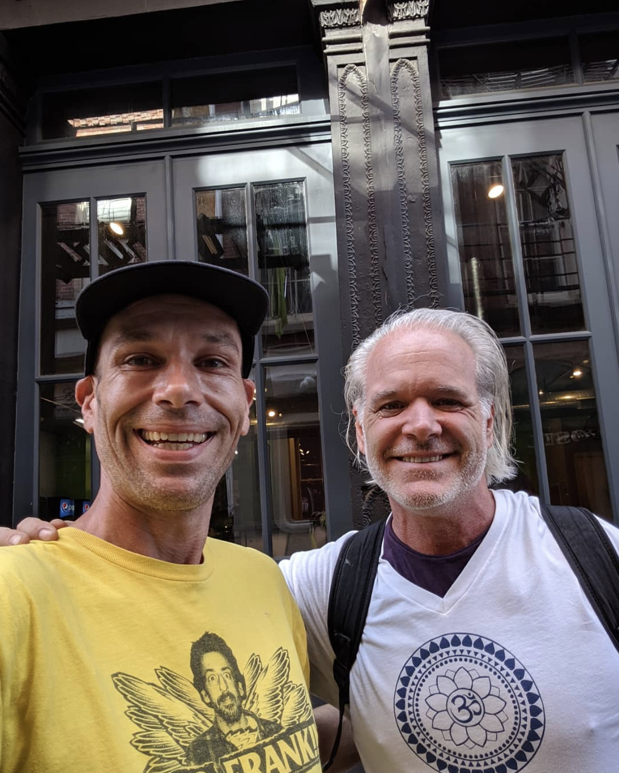 Mark Nordstrom con una camiseta amarilla y de pie junto a un hombre con una camiseta blanca