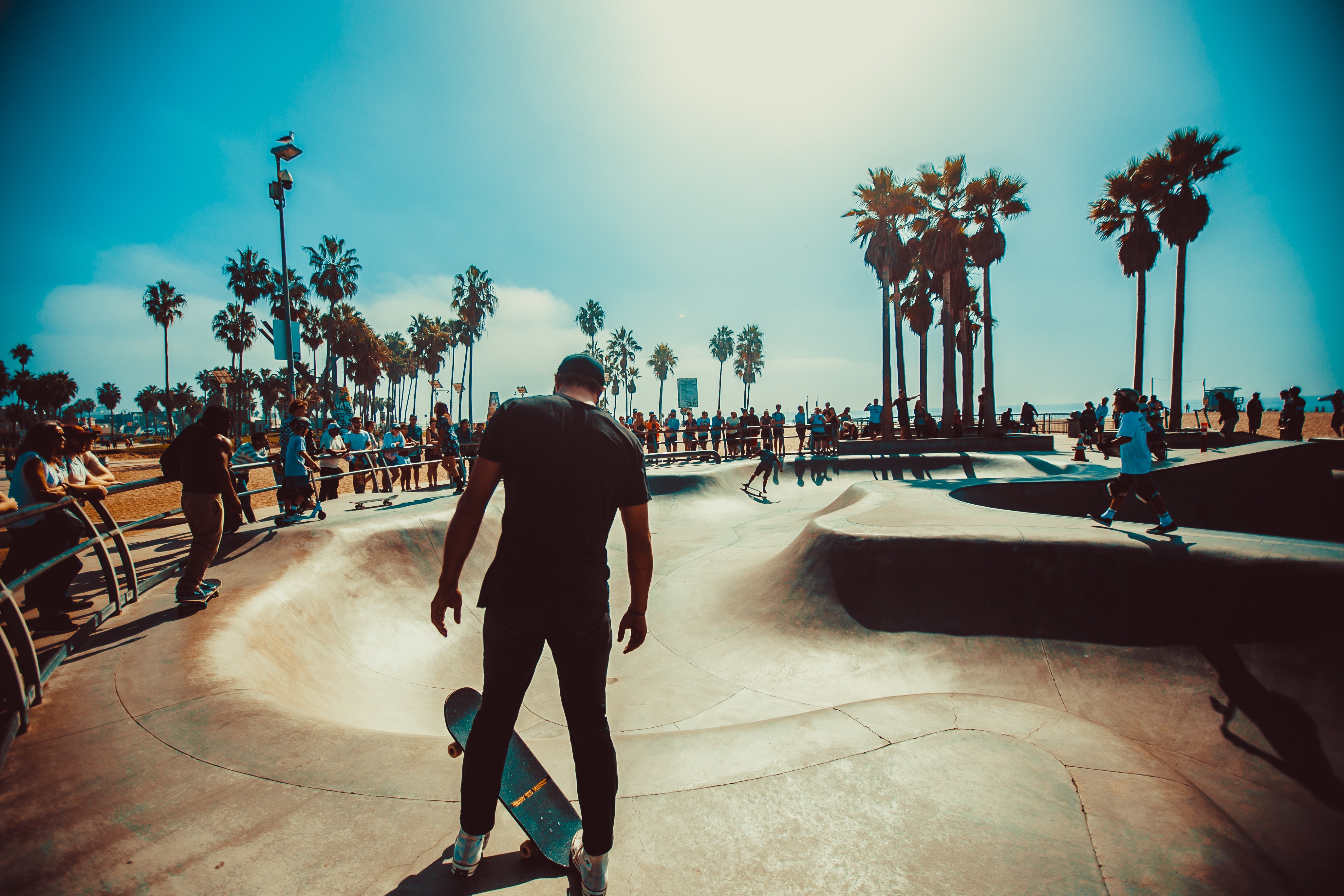 Skateboarder in einem Skatepark