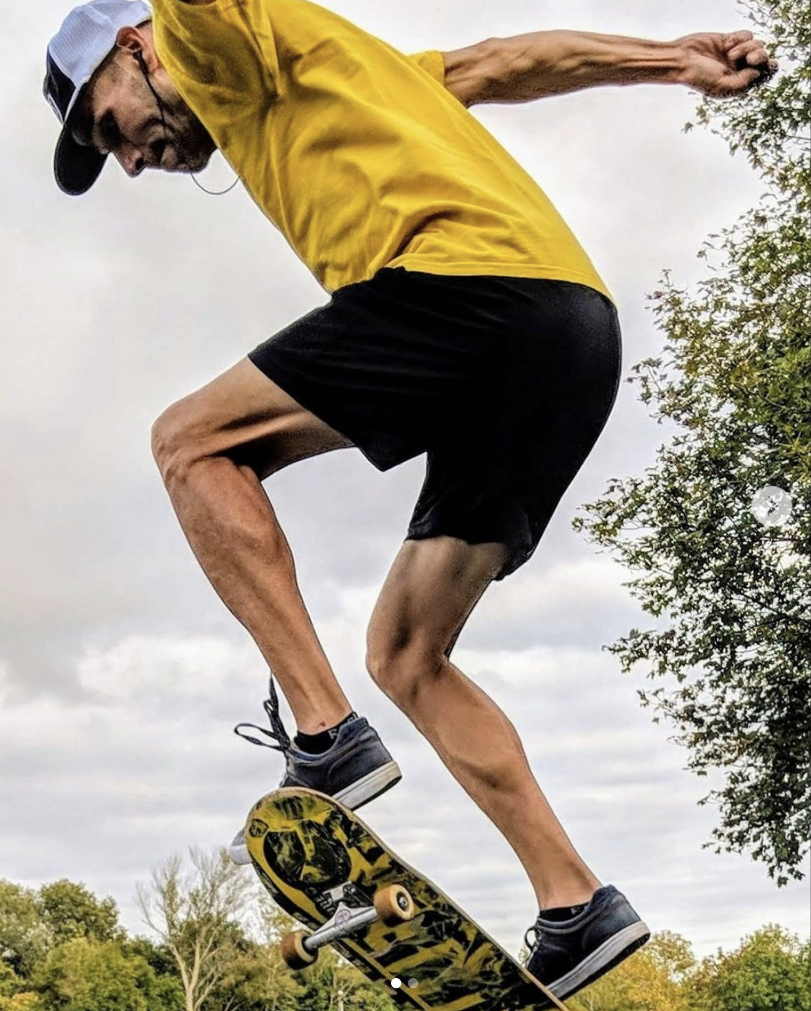 Mark-Andrew macht einen Trick auf einem Skateboard