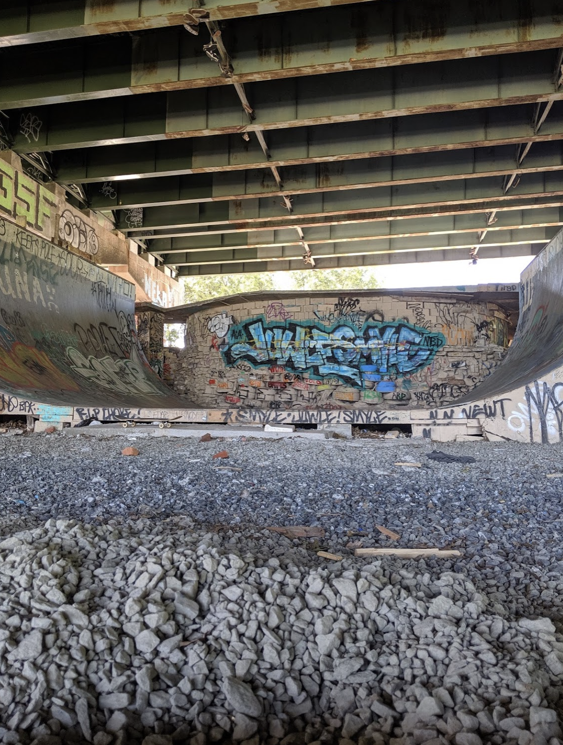 rampas de skate debajo de un puente