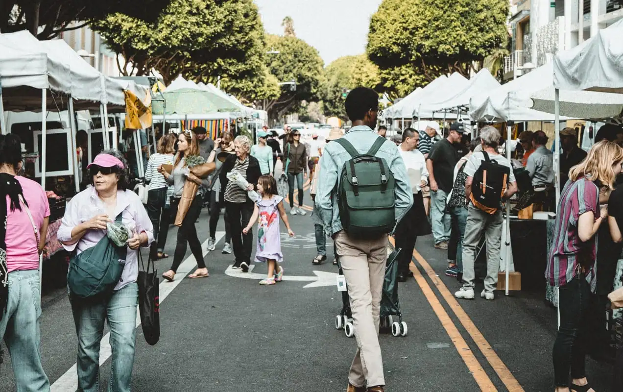 persone che fanno acquisti in un mercato all'aperto