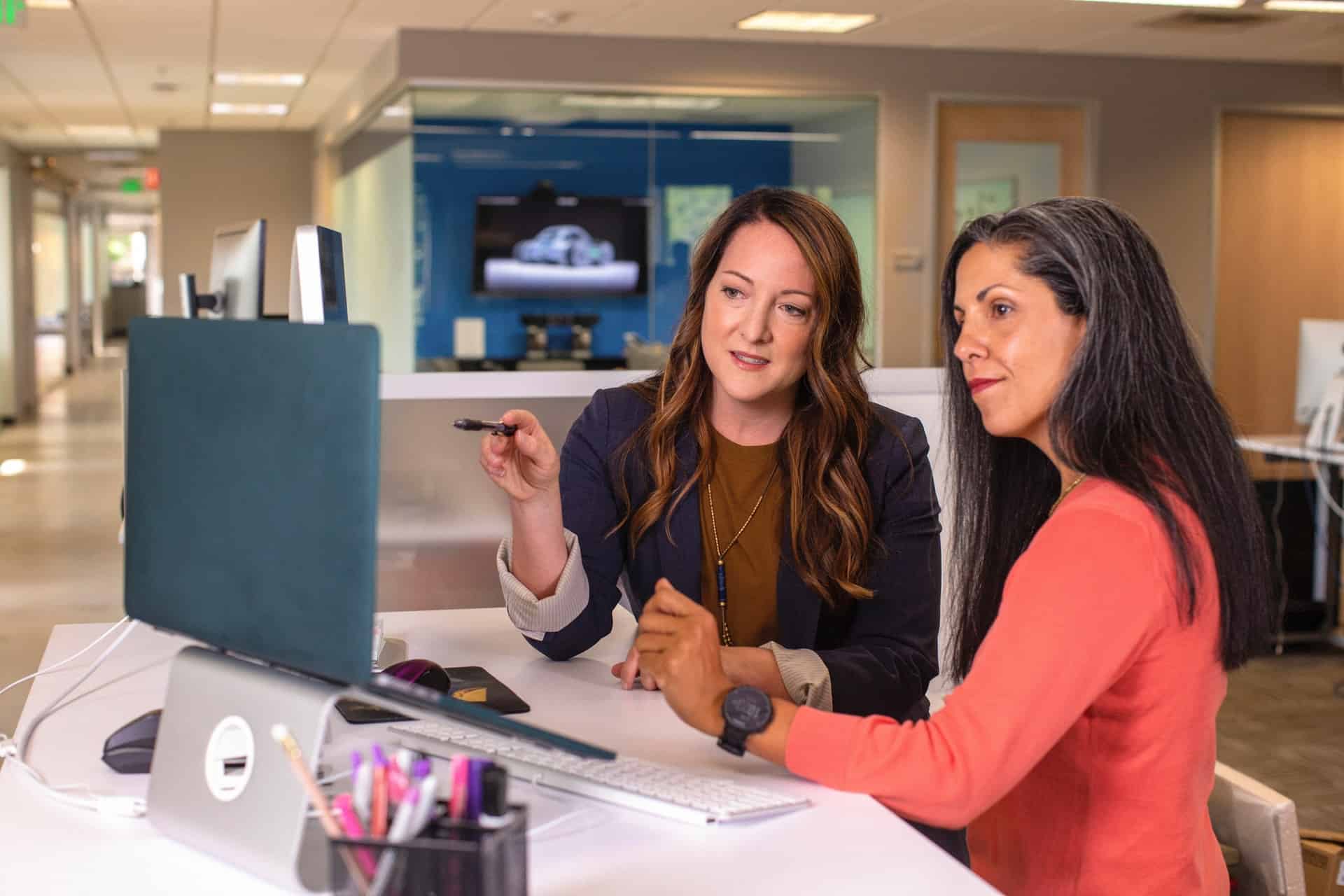 Dos mujeres trabajando juntas