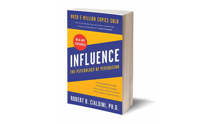 Robert Cialdini acuñó el término prueba social en su libro: Influencia.