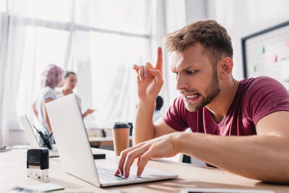 Personne qui réfléchit à la façon de démarrer une entreprise d'abonnement.