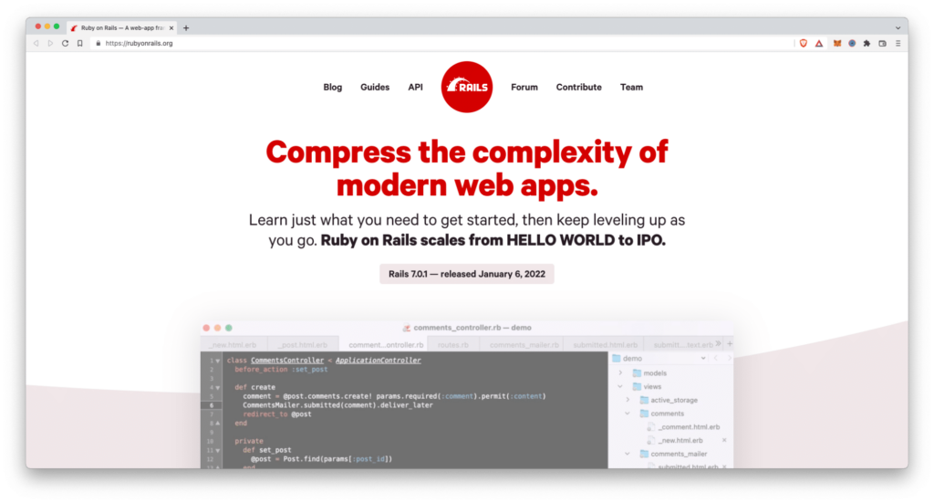 Bir kod düzenleyicide açık olan Ruby kodunun bir bölümünü gösteren Ruby on Rails ana sayfası.