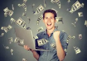 Homme debout sous la pluie de billets d'un dollar - Le programme WordPress WordAds