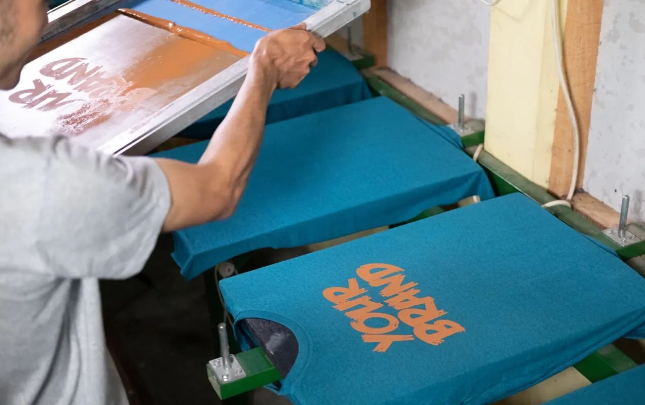 estampando una camiseta azul con un diseño naranja