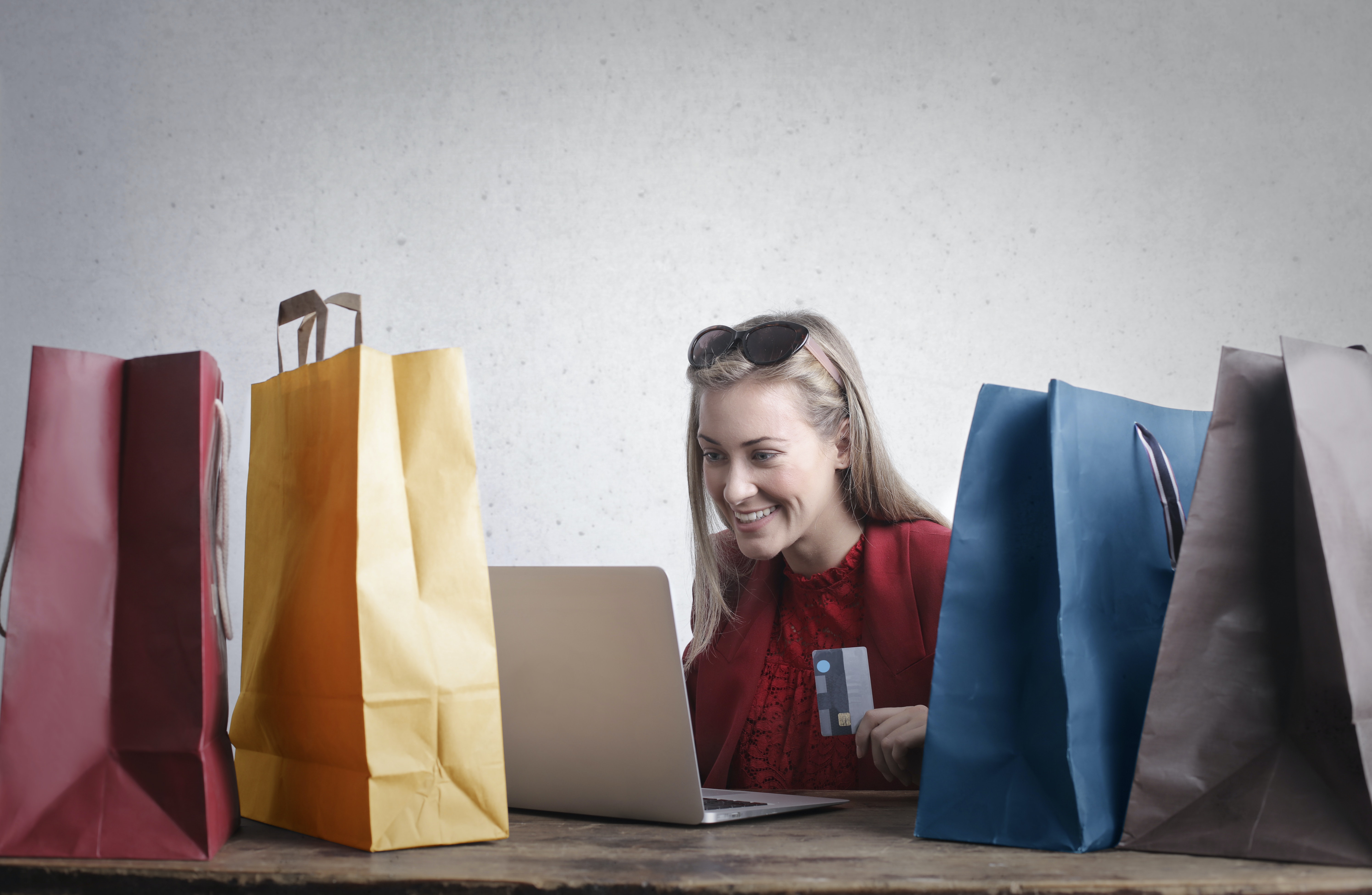 Glückliche Frauen, die zu Hause online einkaufen