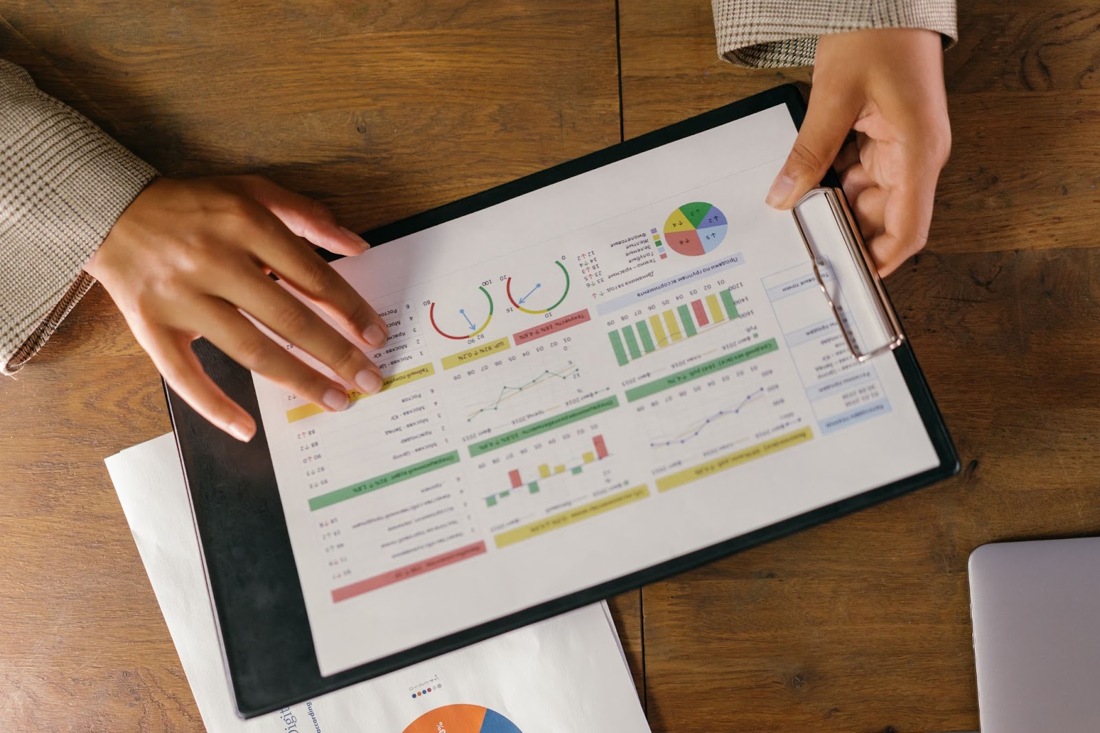 tablas-y-gráficos-en-papel-en-un-portapapeles