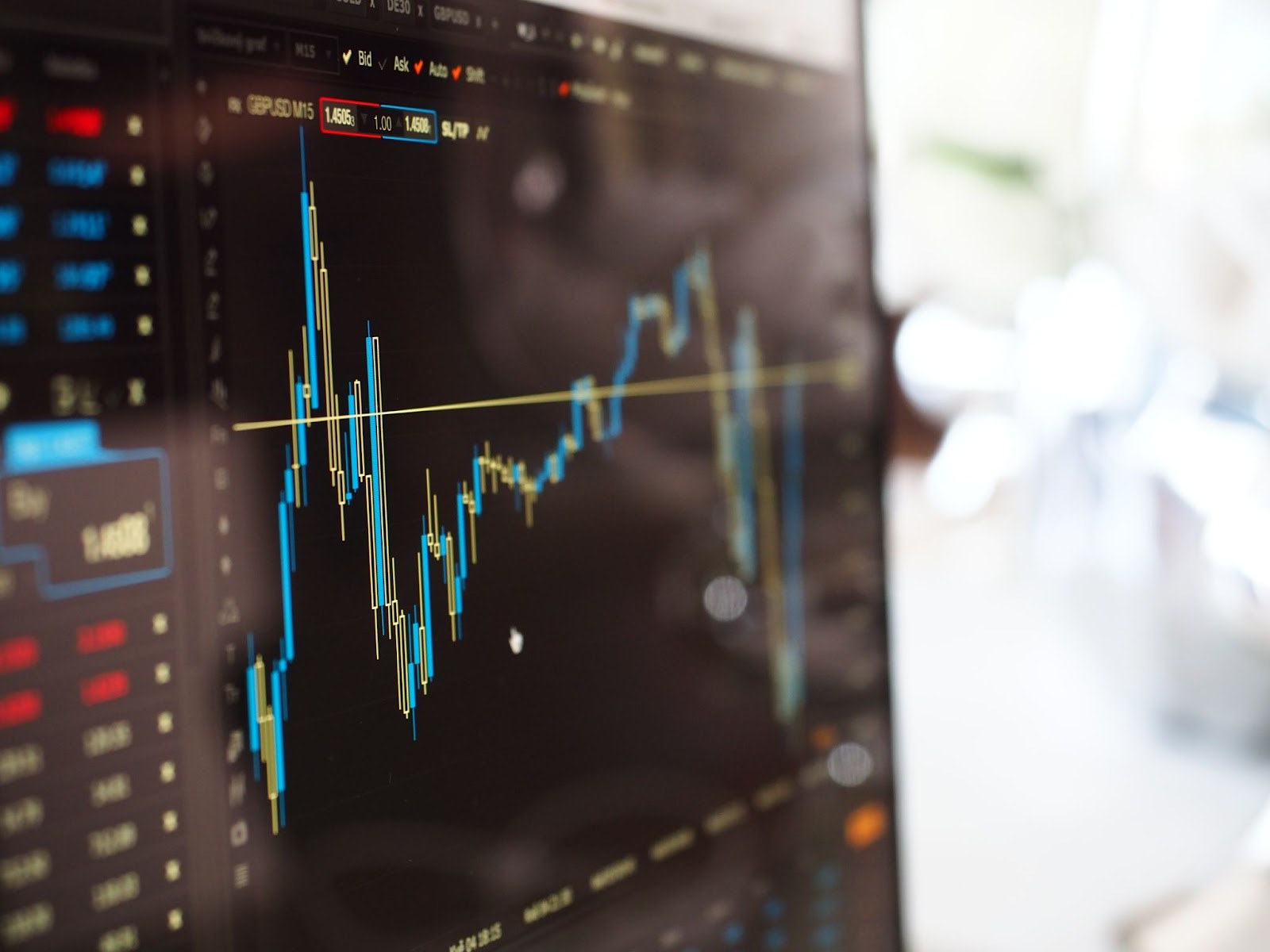 schwarzer-desktop-bildschirm-mit-liniendiagramm-monitoring-trends