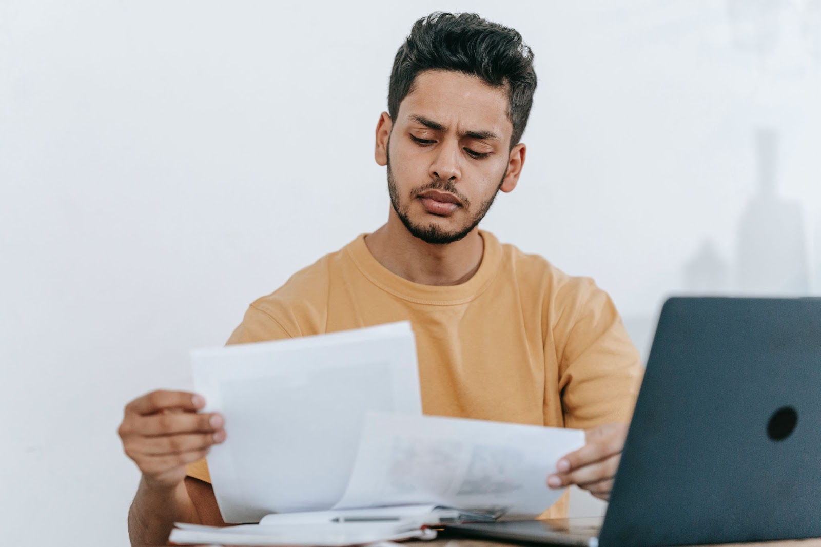 uomo che guarda attraverso i rapporti sul posto di lavoro