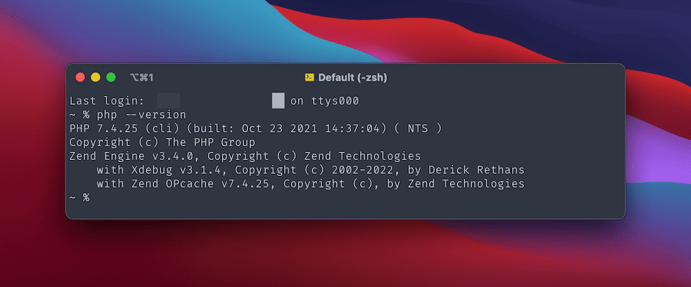 Fundalul desktop Big Sur cu gradient albastru, roșu și violet, care arată o fereastră macOS Terminal. Afișează comanda „php -version”, împreună cu numărul versiunii PHP, o notificare privind drepturile de autor și versiunile instalate (completate cu numerele de versiune) pentru Zend Engine, Xdebug și Zend OPcache.