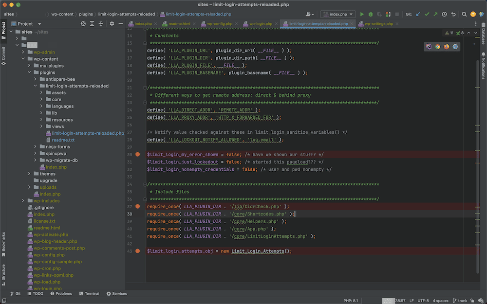 Interfața PhpStorm, cu un director arborescent pentru proiect în stânga, care utilizează text alb, albastru și galben. Partea din dreapta conține cod PHP pentru un plugin WordPress, folosind text portocaliu, violet, verde și alb.