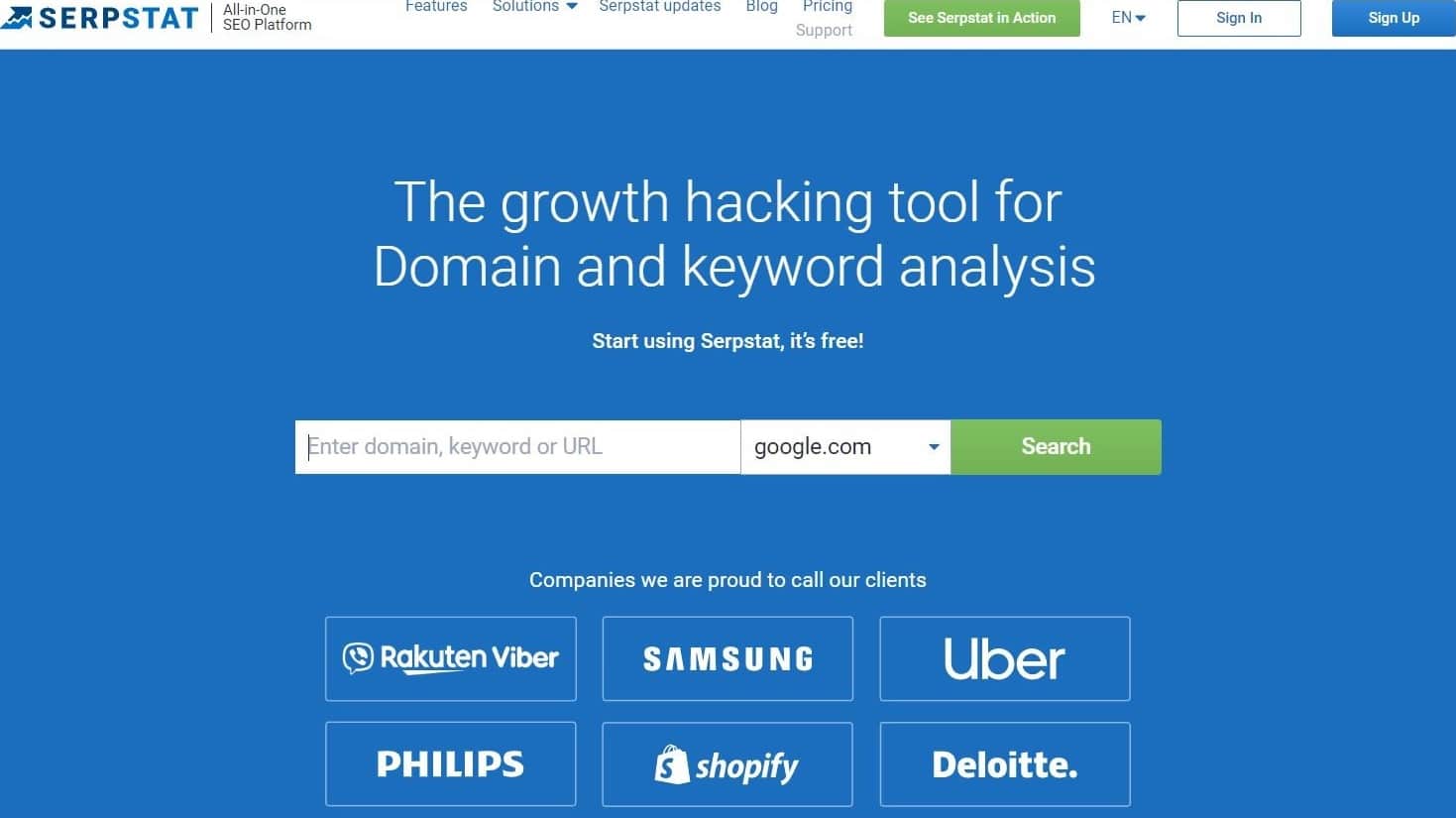 Die Serpstat-Homepage mit Suchleiste und dem Slogan „Das Growth-Hacking-Tool zur Domain- und Keyword-Analyse“.