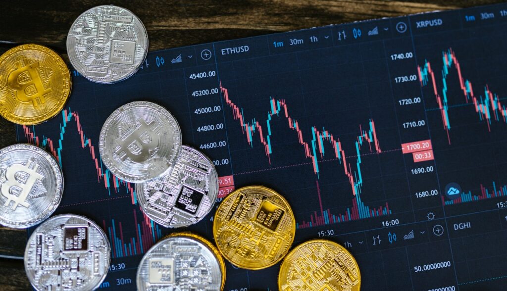 pièces de crypto-monnaie avec graphique