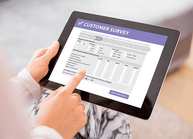 Ipad dengan survei pelanggan sebagai bagian dari memulai bisnis eCommerce