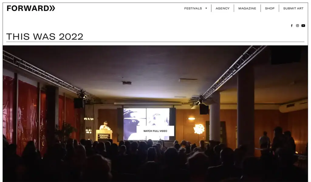 Il sito web del festival Forward ha un video a schermo intero con colori minimi e semplici per non sopraffare