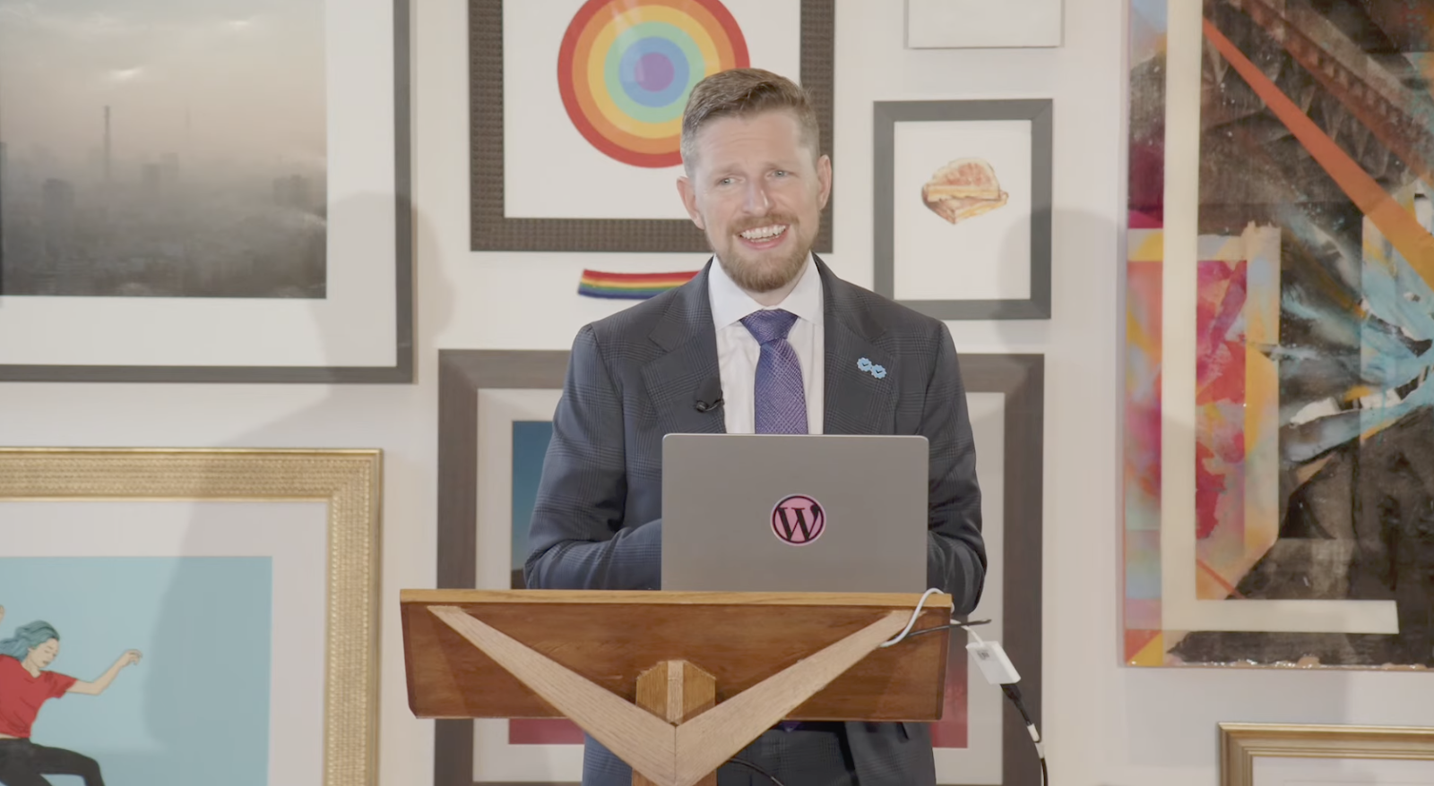 Matt Mullenweg pronunciando el discurso principal sobre el estado de la palabra en la ciudad de Nueva York.