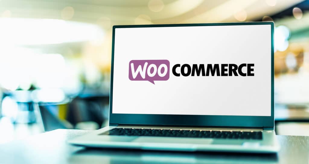 笔记本电脑屏幕显示 WooCommerce 徽标