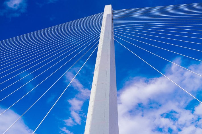 Bagian atas jembatan dengan langit biru.