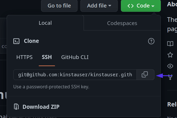 علامة تبويب Code لمستودع GitHub مع سهم يشير إلى خيار نسخة SSH URL.