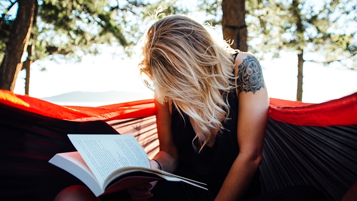 一個女人在戶外看書