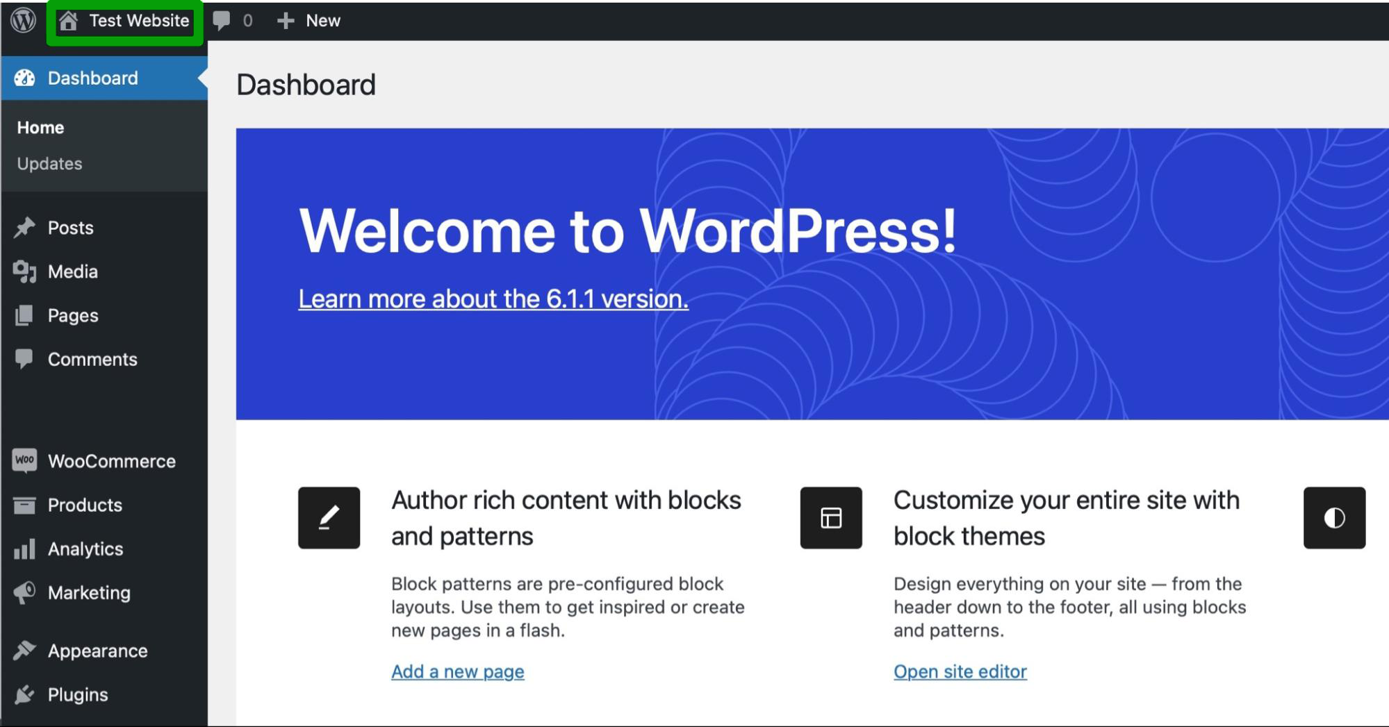 Der Name der Website ist oben im WordPress-Dashboard grün eingekreist