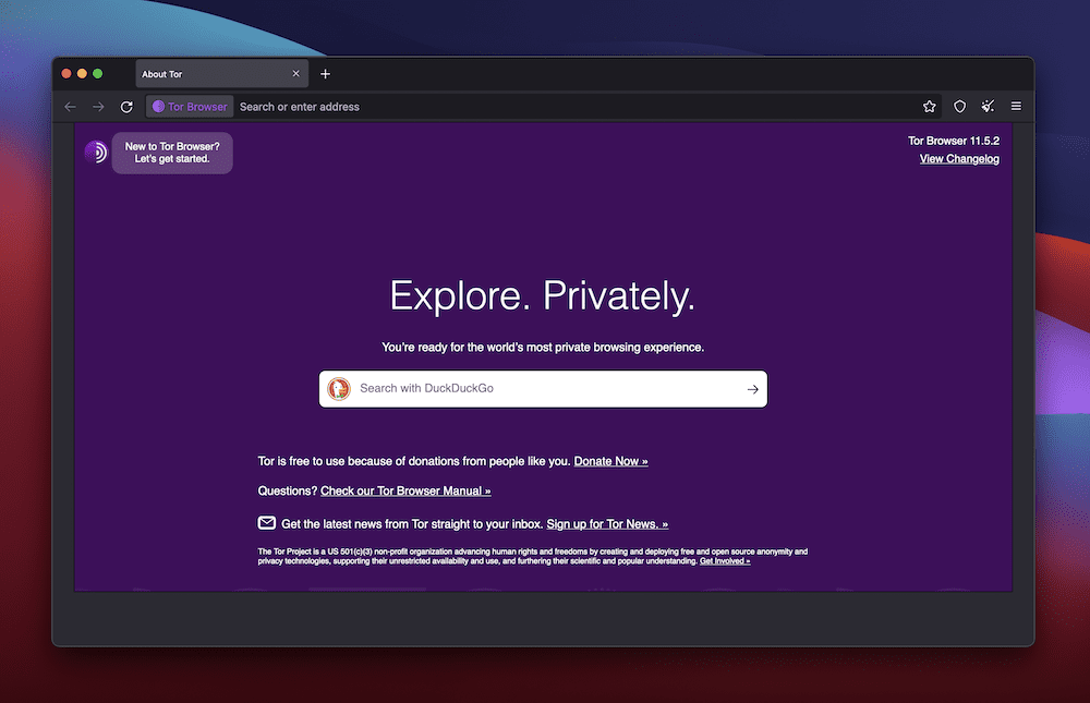 Una finestra del browser Tor su uno sfondo rosso, blu e viola. Lo schermo mostra la pagina iniziale di Tor Browser in viola che mostra una barra di ricerca DuckDuckGo e un'intestazione che dice "Esplora. In privato". C'è anche del testo esplicativo e collegamenti al manuale di Tor Browser, alla newsletter e alla procedura guidata di onboarding.