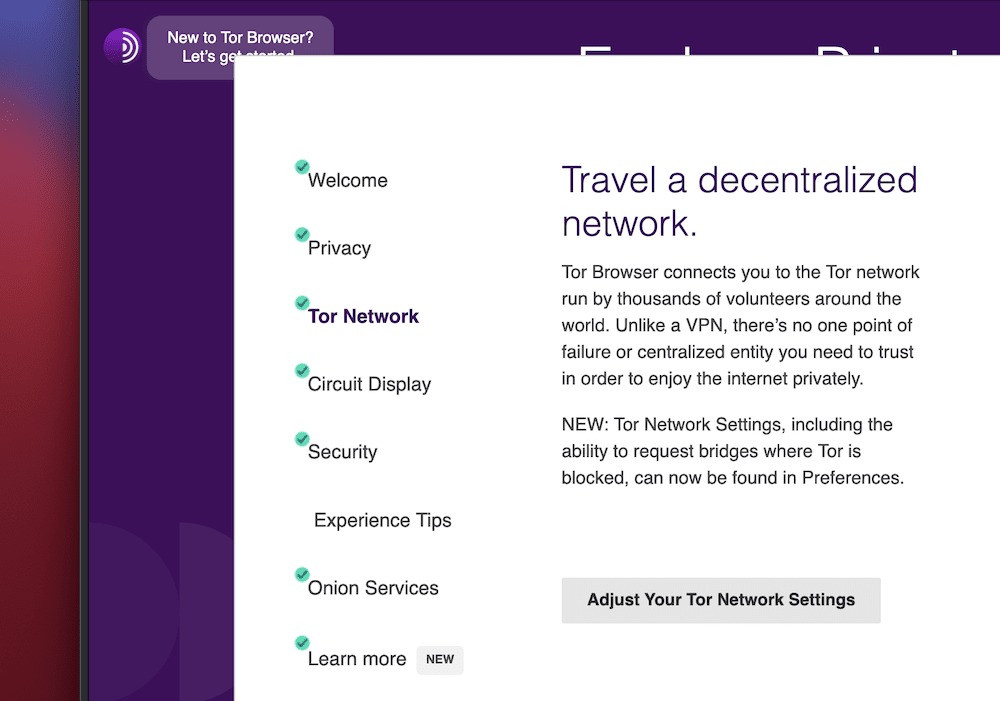 Una finestra parziale di Tor Browser che mostra la procedura guidata di onboarding. Ci sono collegamenti di navigazione a sinistra e una colonna centrale con un'intestazione che recita "Viaggia in una rete decentralizzata". In basso c'è un pulsante grigio per "Regola le impostazioni di rete del tuo tor".