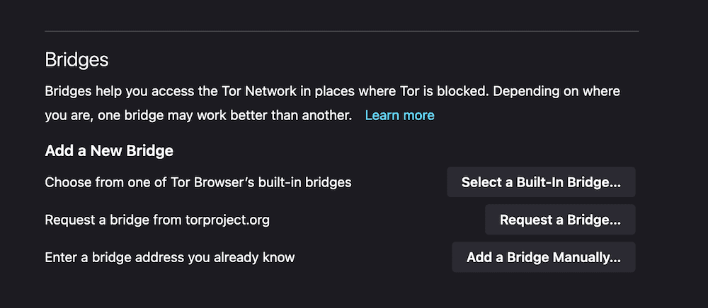 Una piccola porzione della schermata Tor Browser Connection che mostra le opzioni per connettersi ai bridge. L'intestazione recita "Ponti" e c'è una sottosezione in "Aggiungi un nuovo ponte". Ci sono tre opzioni qui per: "Seleziona un bridge integrato…", "Richiedi un bridge…" e "Aggiungi un bridge manualmente…"