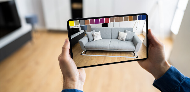 ein Mann, der mithilfe von Augmented Reality die Farbe der Couch auswählt