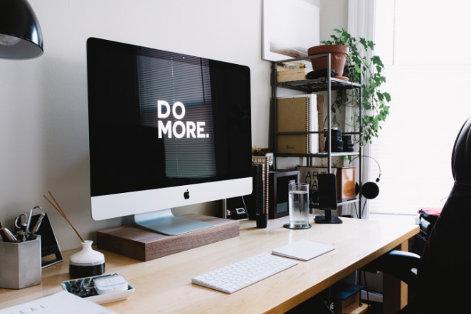 un ordinateur de bureau avec un écran indiquant Do More