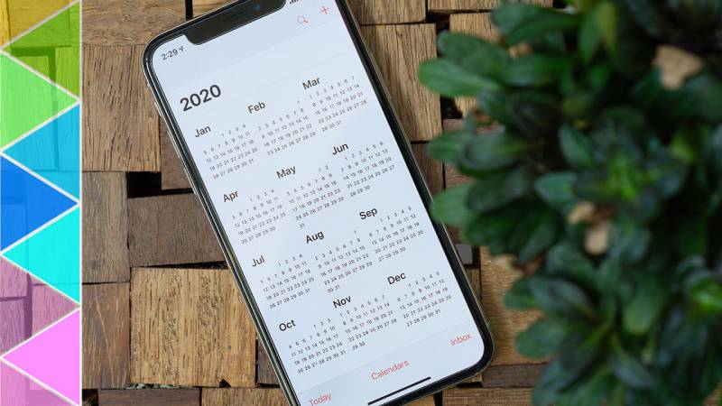 telefono cellulare con calendario sul display