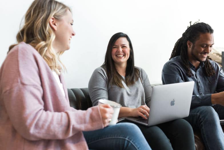 Tres personas colaboran en un proyecto